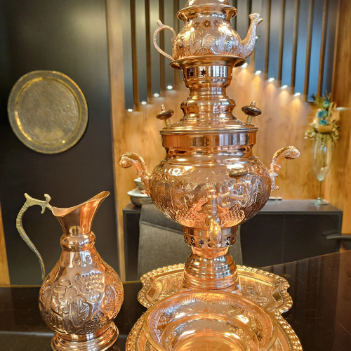 سماور مسی نقش برجسته حجم 4 لیتری با کلیه سرویس 5 تیکه در مس زنجان نمونه