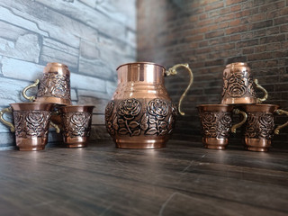 پارچ مسی همراه با لیوان ۶ عددی مسی گلبرگ